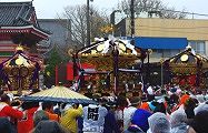 激しい風雨にも止めない神輿揉み。'10.04.12.