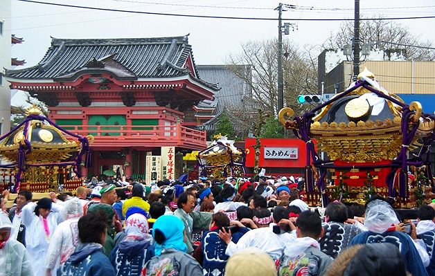 飯沼観音三差路の仁王門前で乱舞する神輿。'10.04.12.