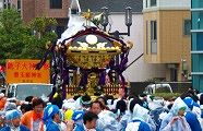 お囃子は担ぎ手を鼓舞する。'10.04.12.