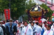 武士役が東大社を先導警護。'10.04.12.