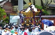 豊玉姫神輿の宮出し。'10.04.12.