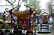 銚港神社に鎮座して神事を待つ。'10.04.12.