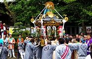 二周目からは応援担ぎ手も入り込む。'10.04.29.