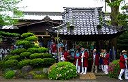氏子衆や担ぎ手が軒下へ避難。'10.04.29.
