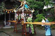 本殿前での御霊入れ。'10.04.29.