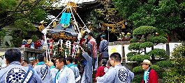 本殿前から境内へ担ぎ出され。'10.04.29.
