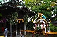 にわか雨の中で宮神輿が鎮座する。'10.04.29.