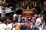 厳粛に御霊遷し受ける赤神輿。'10.04.29.