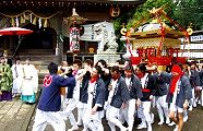 赤神輿も本殿周回の挨拶。'10.04.29.