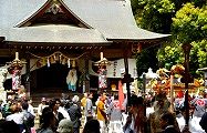 神事行われた本殿前の二基の神輿。'10.04.29.