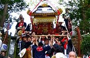 白に続き赤神輿の石段降り。'10.04.29.