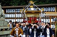 白神輿が先に宮出し挨拶。'10.04.29.