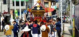 赤神輿は渡御発進の休息所へ。'10.04.29.