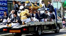 外れの氏子区域へトラック移送。'10.04.29.