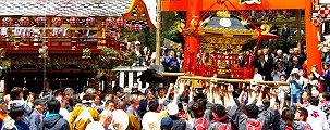 赤神輿も鳥居前で神輿の差し上げ。'10.04.29.