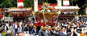 白神輿が縦横に激しい神輿揉み。'10.04.29.