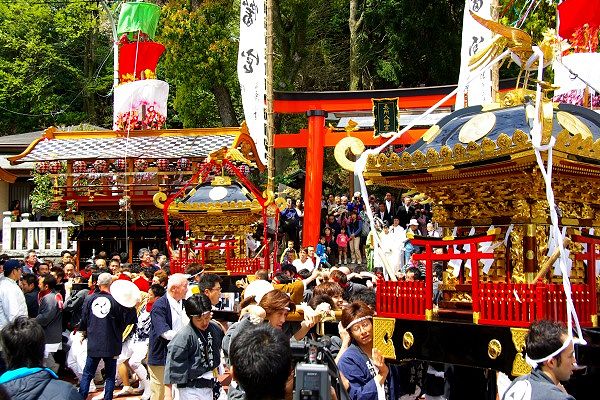五所八幡宮鳥居前で縦横無尽に乱舞する紅白二基の神輿。'10.04.29.