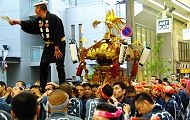アーケード巡行の狸小路神輿。'10.06.16.