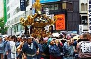 雨の中を宮本重義作の四番街神輿。'10.06.16.