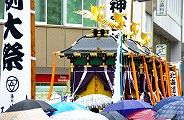 雨の中の停留場前の駐輦祭。'10.06.16.