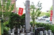 境内隅の木遣塚。'10.08.15.