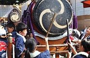 子どもが主役の境内。'10.08.15.
