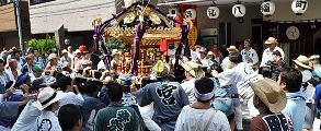 八幡町お神酒所でしゃがみ込む神輿揉み。'10.08.15.