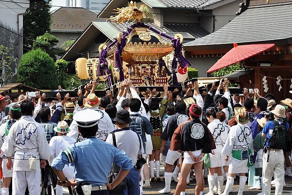社務所前での差し上げ渡御ご挨拶。'10.08.15.