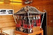 奉安殿に展示の初代天保神輿。'10.08.15.