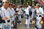 氏子役員の粋な浴衣衣装。'10.08.15.