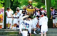 子供神輿も横棒長い。'10.07.22.