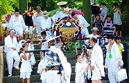 宮出し所作は大人と同じ。'10.07.22.