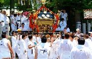 神輿が担ぎだされた。'10.07.22.