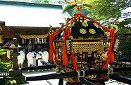 入りきれぬ氏子衆。'10.07.22.
