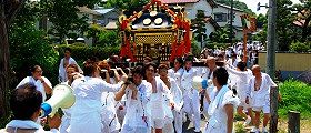 華棒左右に振りながらの渡御。'10.07.22.