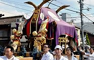 稲荷祭の区内大半は台車巡行。'11.04.24.