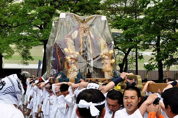 大粒の雨にも負けじと四之大神の鳴閂鳴らしの神輿揉み。'11.04.24.