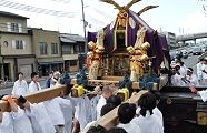 大宮通りお神酒所で担ぎ終え台車へ。'11.04.24.