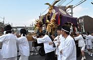 台車巡行は素早く早いのです。'11.04.24.