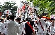 雨に負けるなと上之社の先導役。'11.04.24.