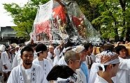 いざ区内巡行へと参道を。'11.04.24.