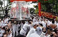 晴れていれば映える激しい神輿振り。'11.04.24.