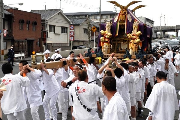 大宮通りの区内巡行で鳴閂鳴らしの四之大神。'11.04.24.