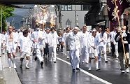 稲荷祭巡行あっという間に晴れ出す。'11.04.24.