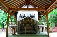 光射し込む開拓神社本殿。'10.06.16.