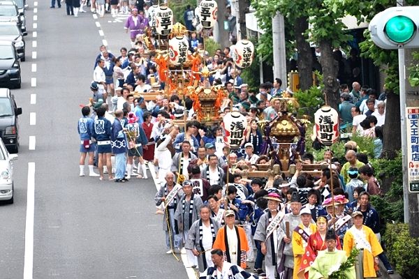 旧第二京浜を南下してくる浅間神社氏子神輿。'11.06.05.