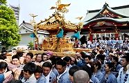 夜店の屋根を掻き分け宮出し。'11.06.05.