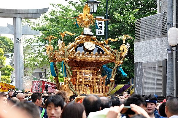 本宮神輿が潮田銀座商店街への宮出し引渡所へ。'11.06.05.