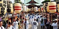 高張り町会提灯が参道に並ぶ。'11.06.05.