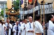 高張り提灯が先導する。'11.06.05.